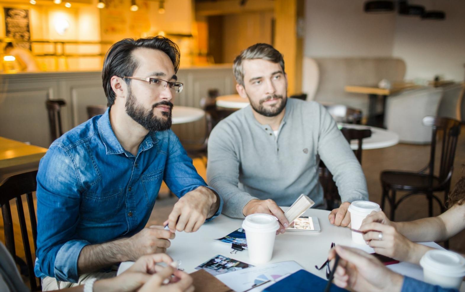 Session de formation sur la planification budgétaire avec documents et calculatrice